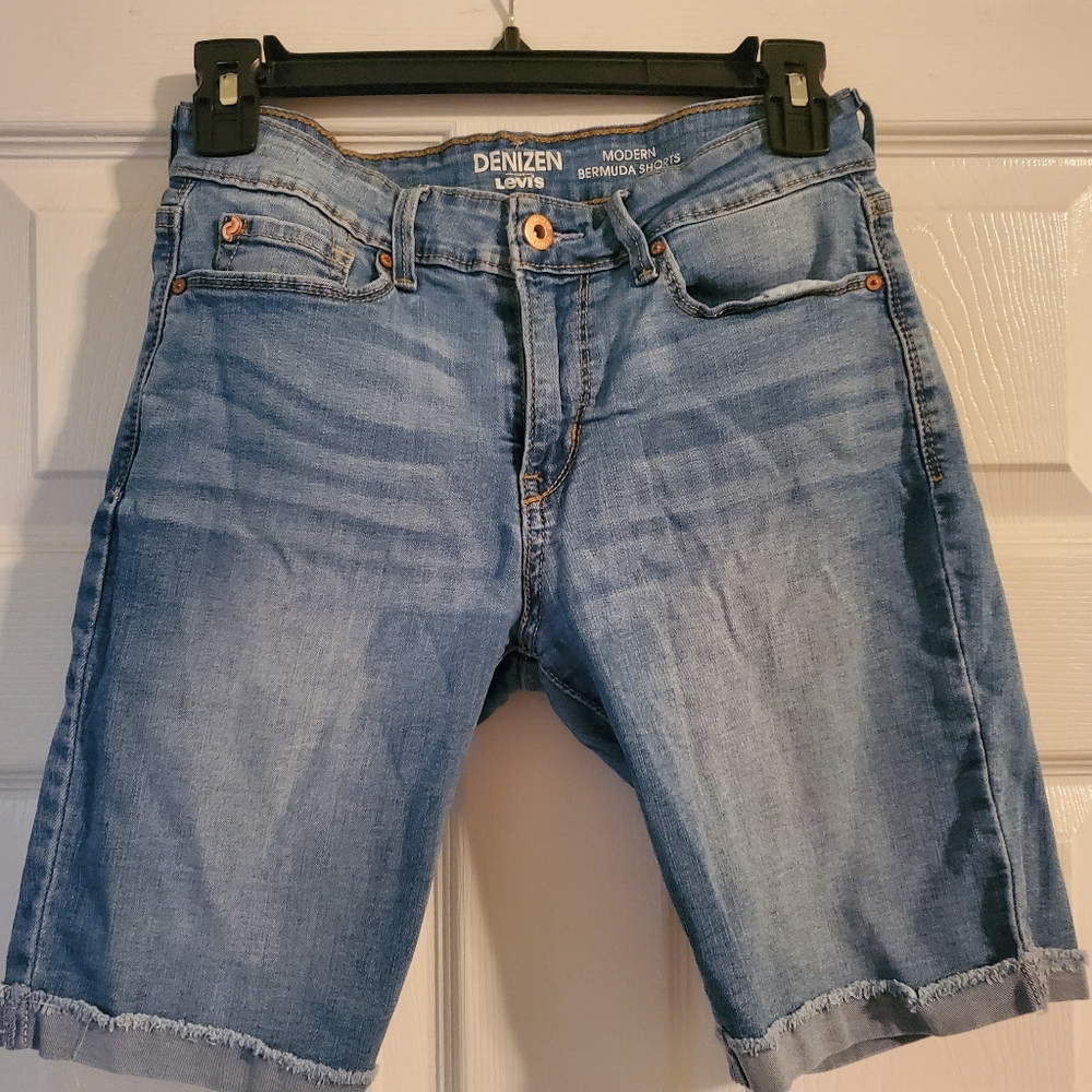 Like New "Levis" Modern Bermuda Shorts! Size: 2. Color:    Medium denim.